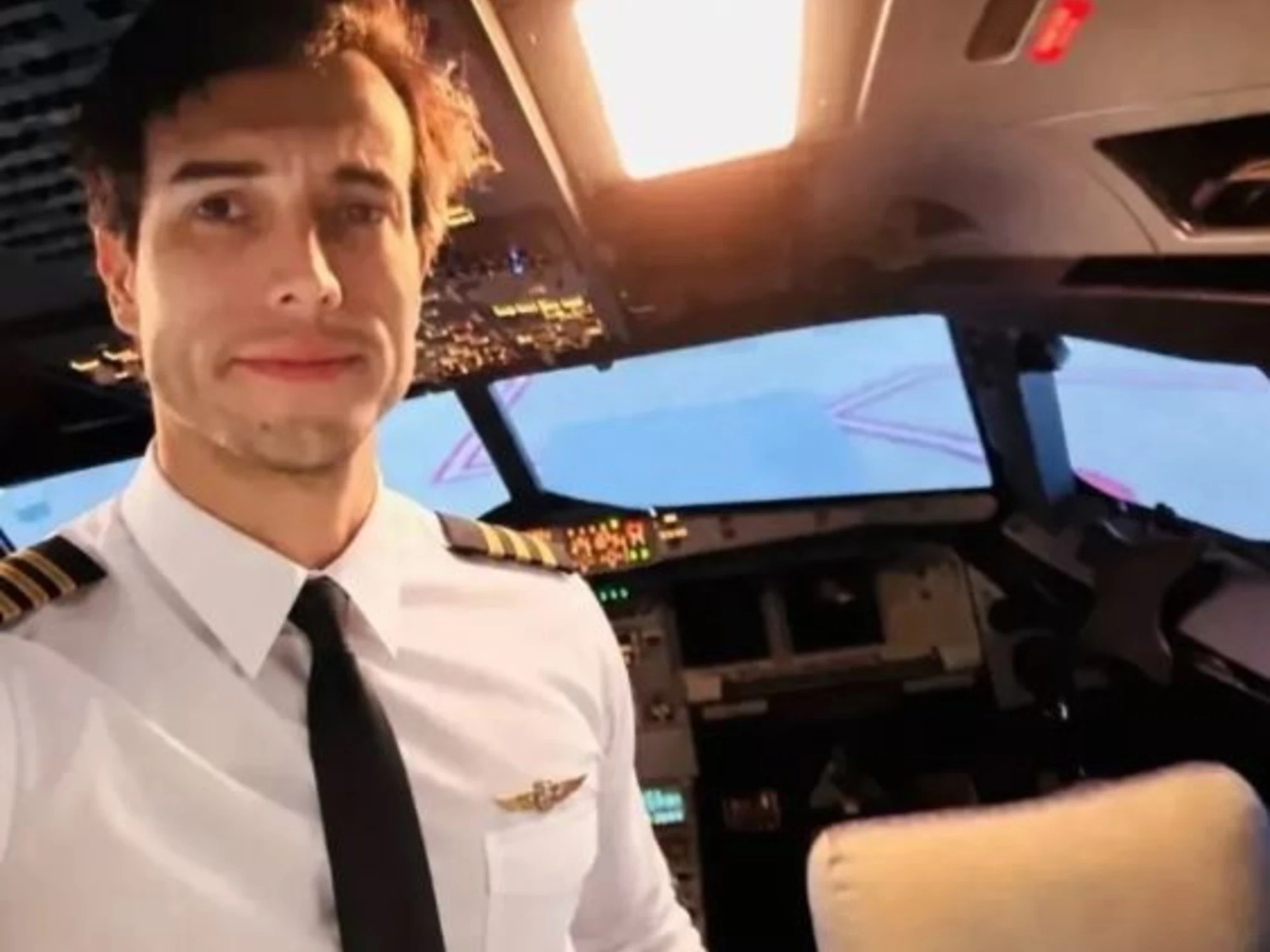 Istruttore di volo si suicida lanciandosi dall'aereo: la frase choc alla allieva prima di farla finita