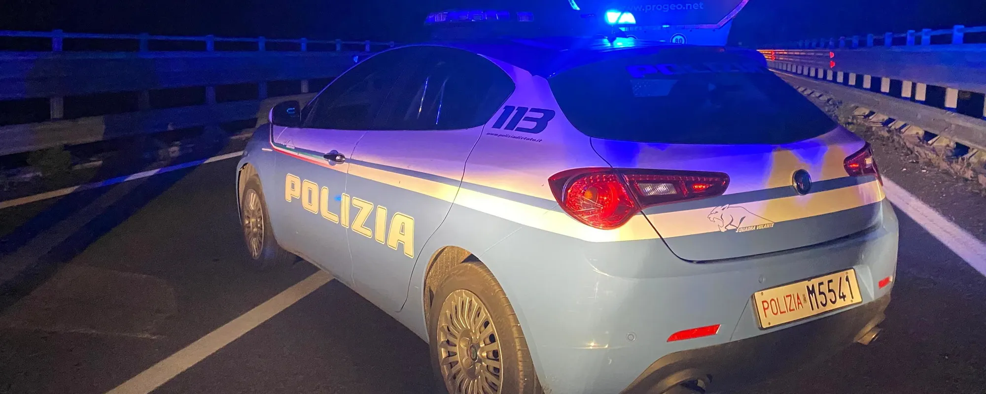 Investe un agente e ne aggredisce un altro: straniero già in libertà