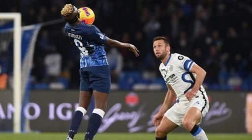 Dzeko riprende il Napoli: illusione-Insigne, al Maradona finisce 1-1. E la classifica si accorcia