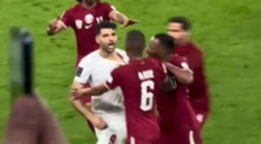 Taremi fuori controllo, scontro con i tifosi: una follia in campo
