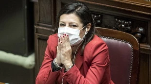 Coronavirus, i sindaci contro la ministra Paola De Micheli: "Mancano i mezzi pubblici, nessun intervento nel Dpcm"