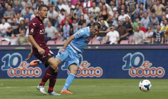 Il Napoli cala il poker a Livorno e la Roma non scappa