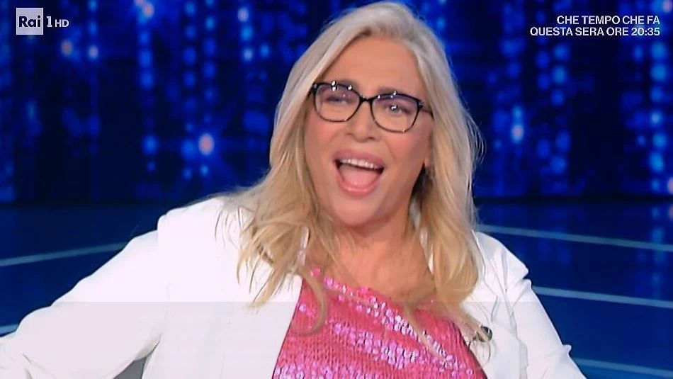Domenica In, Mara Venier inciampa sulla corista: "Ammazza che campana", un disastro in diretta su Raiuno