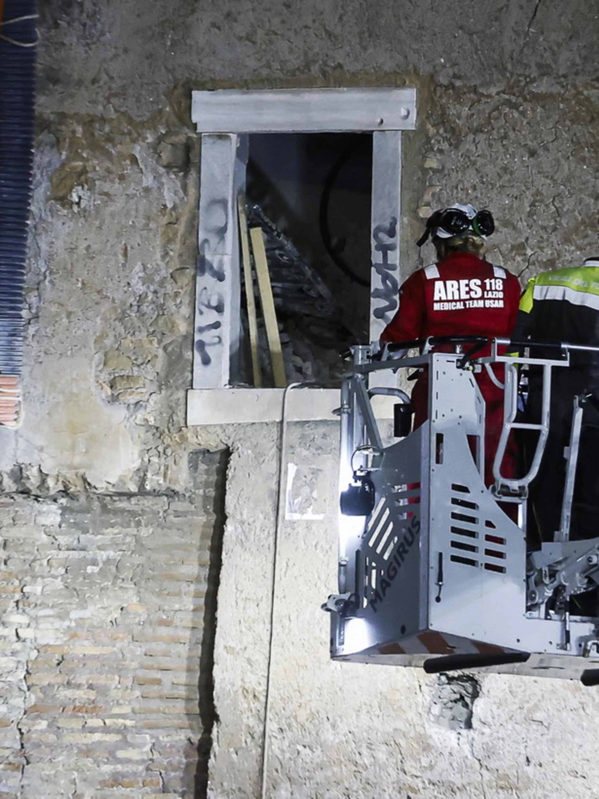 Torre dei Conti, l'urlo, poi il massaggio cardiaco: come è morto l'operaio