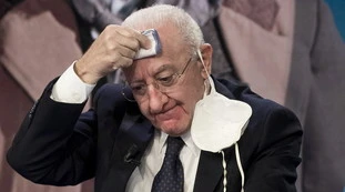 Vincenzo De Luca, terrificante profezia sul governatore a L'aria che tira: "Indecente, così non va avanti a lungo"