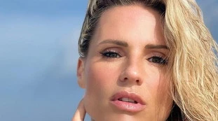 Michelle Hunziker, "il club delle inch***bili". Prego? Si mostra così: impossibile andarci a letto...