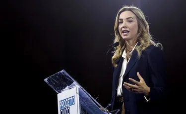 Silvia Salis, capogruppo leghista espulsa dall'aula: "Tornato il fascismo rosso"