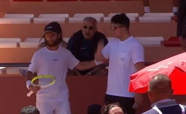 Moutet sbrocca a Marrakech: si arrampica sulle tribune, rissa con il tifoso