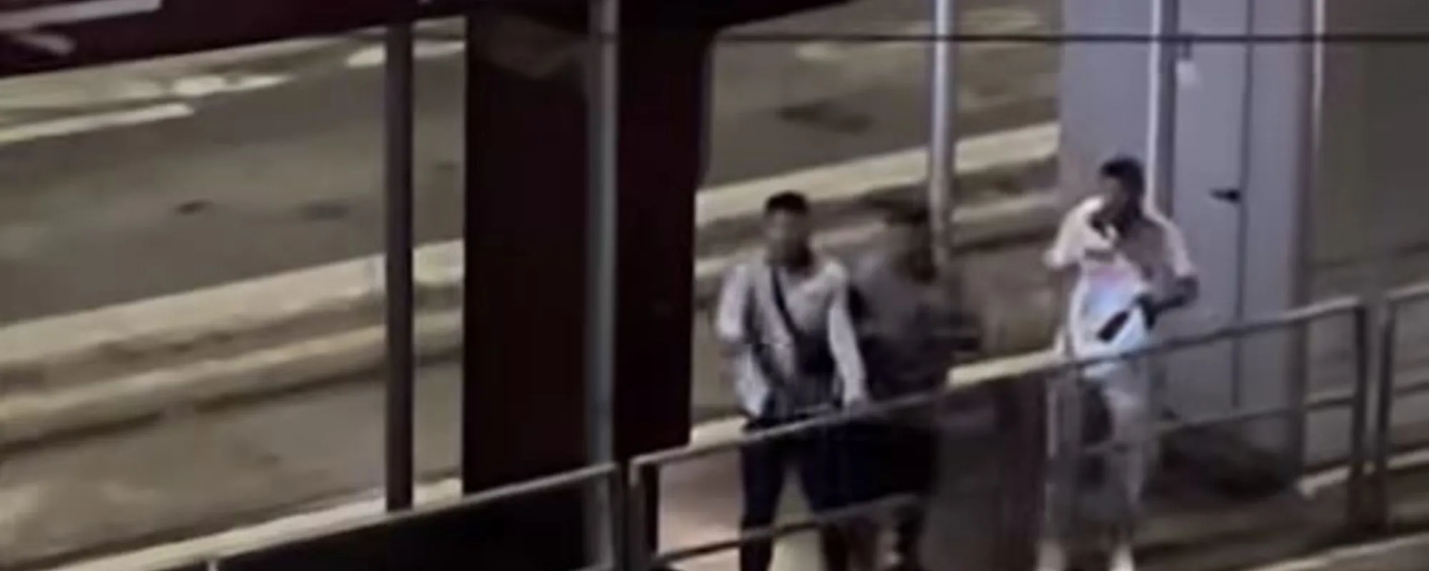 Rissa tra migranti a colpi di selle di bicicletta: il video choc