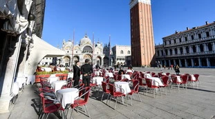 Roberto Burioni sul coronavirus: "Aperitivo gratis a Venezia? Perché la gente deve stare a casa"