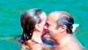 Prete pizzicato al mare con l&apos;amica è scandalo