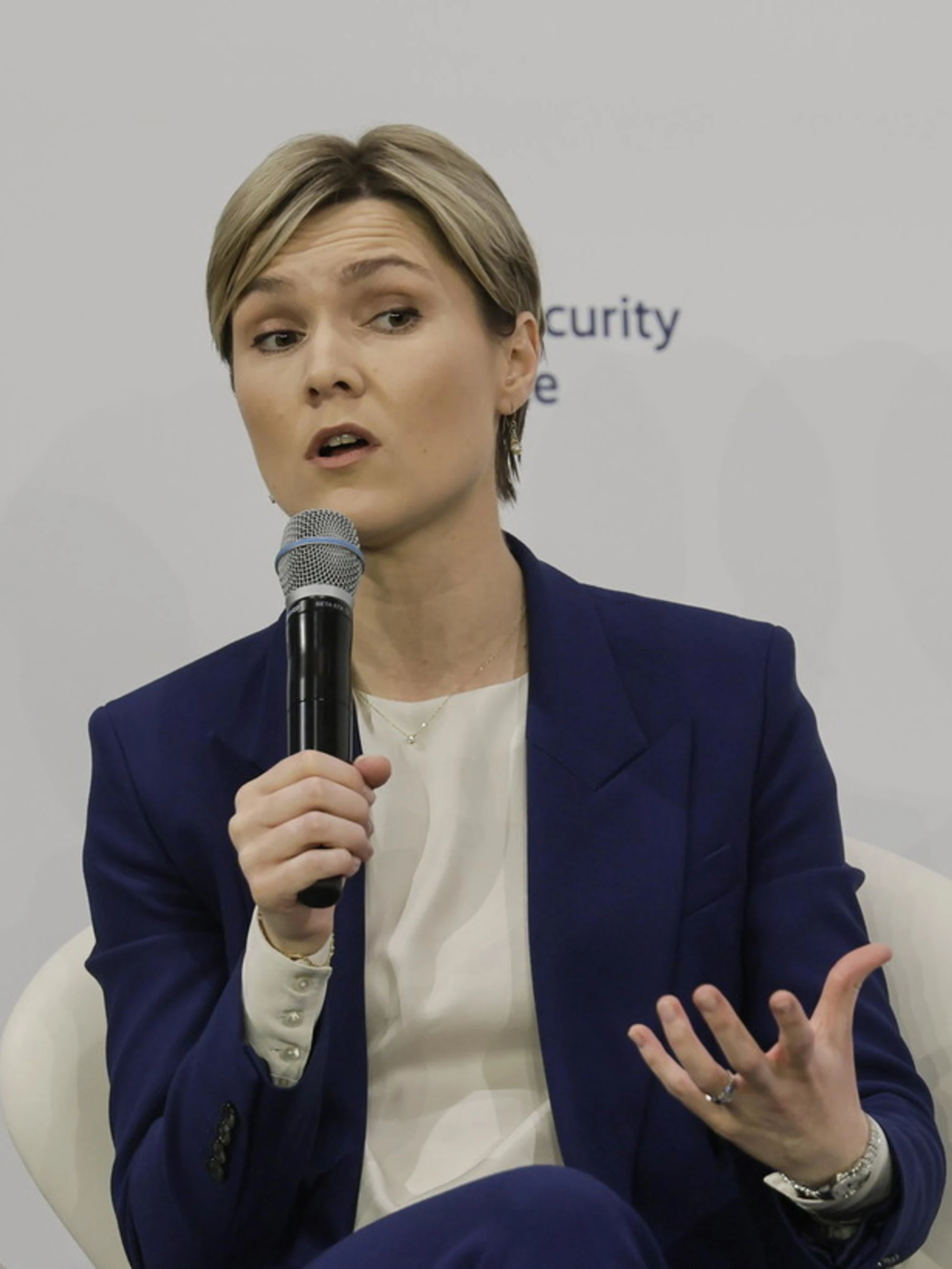 Islanda, la ministra travolta dallo scandalo sessuale: "Da chi ho avuto un figlio", si dimette