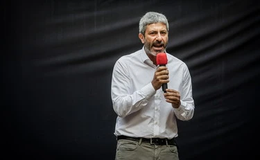 "Fico candidato". Schlein, che disastro: 5s infuriati