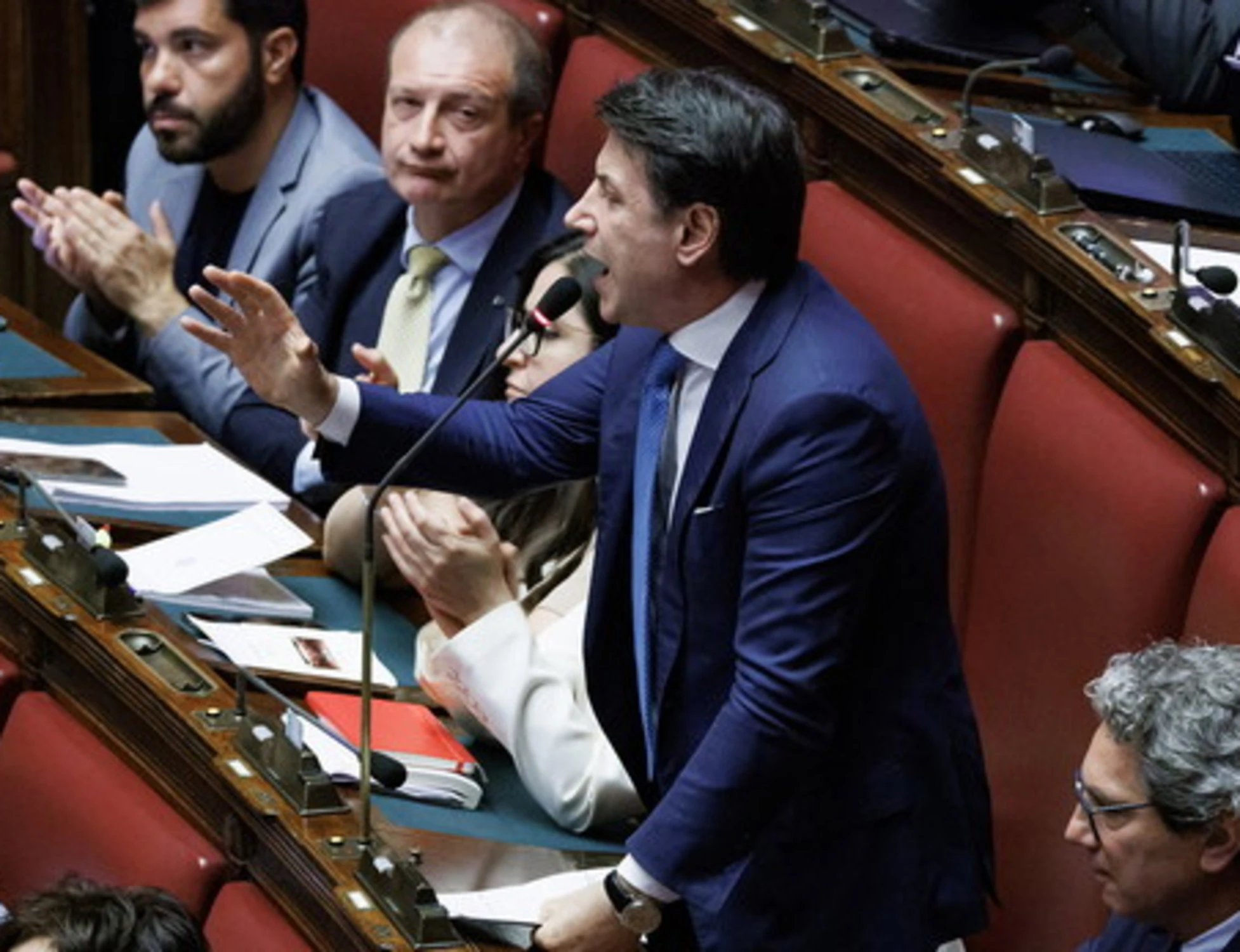 In Parlamento anche la guerra finisce in farsa