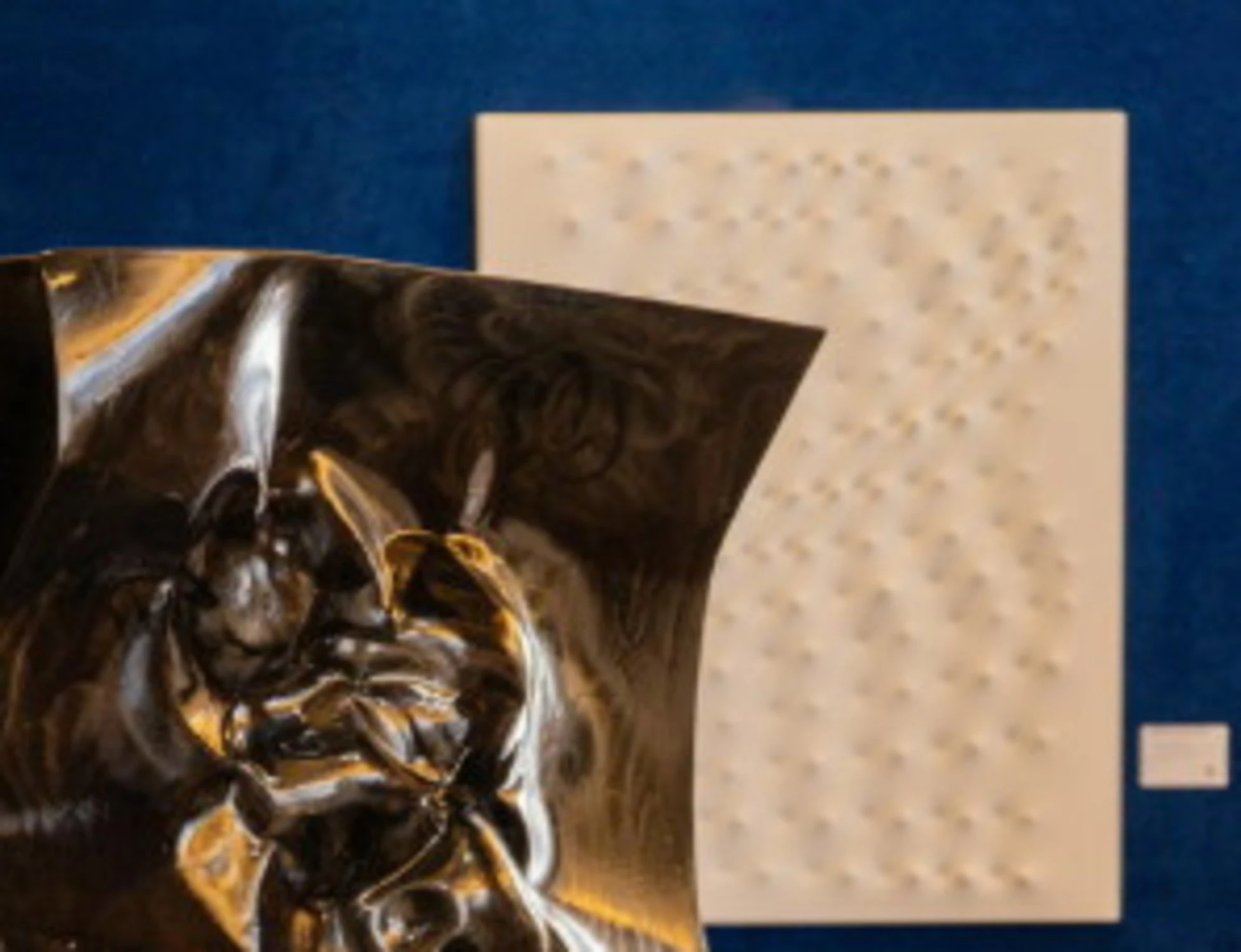 Jesolo, bimba vandala nella galleria d'arte: "assalto" al capolavoro di Castellani da 200mila euro