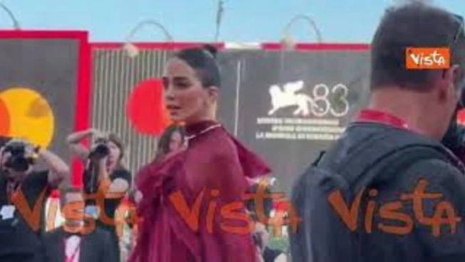 Rocio Munoz Morales sul red carpet di Venezia 83 in posa per i fotografi