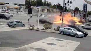 Auto a cannone all'incrocio, incidente mostruoso: è una strage