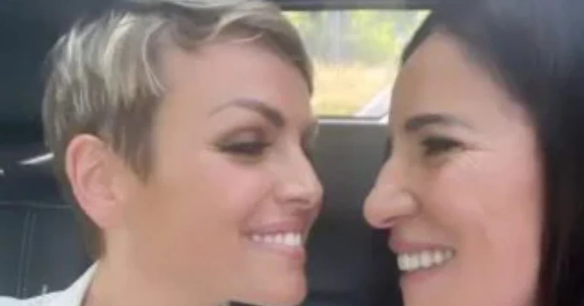 Francesca Pascale e Paola Turci, "generoso décolleté": all'altare vestite così
