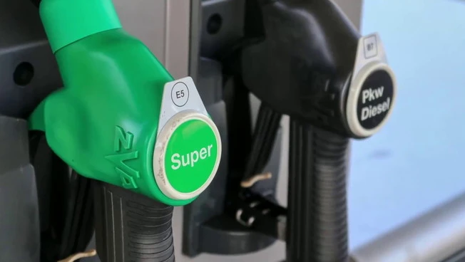 Carburanti, rincari pesano 1,1 miliardi in più al mese