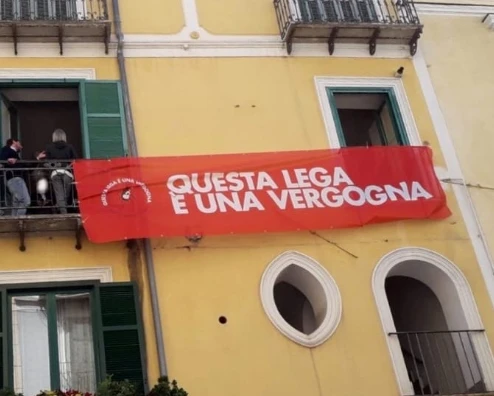 Salerno, inchiesta sugli autori dello striscione contro Matteo Salvini: "Turbativa elettorale"