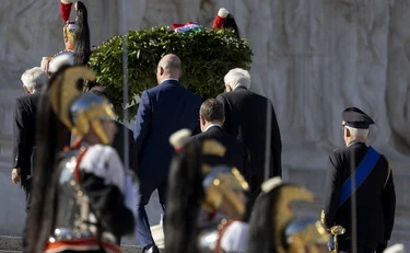 25 aprile, Mattarella e Giorgia Meloni all'Altare della Patria con i presidenti di Camera e Senato
