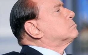 Silvio Berlusconi cita il Duce: "Me ne frego", con tanto di gesto della mano