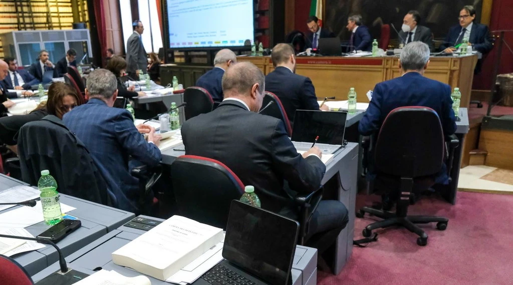 Manovra, seduta sospesa: "Se la fanno da soli", la sceneggiata della sinistra