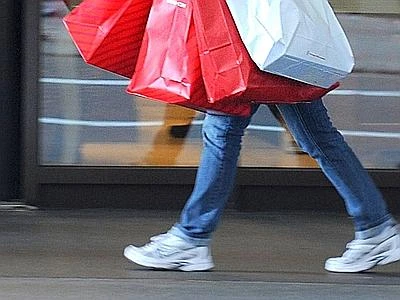 Crolla la spesa per i saldi invernali: -18,8%. Budget di 219 euro a famiglia