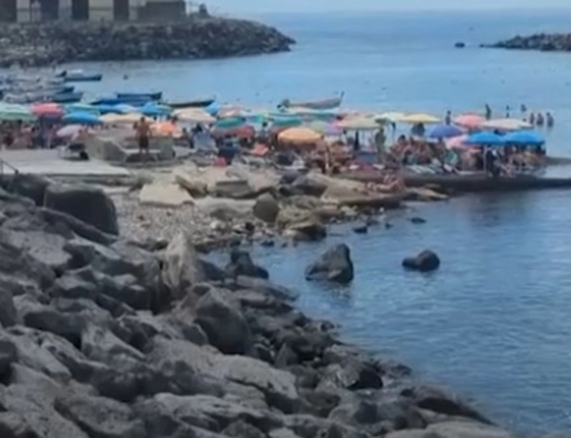 Campania, disastro dei sindaci rossi: spiagge piene di immondizia