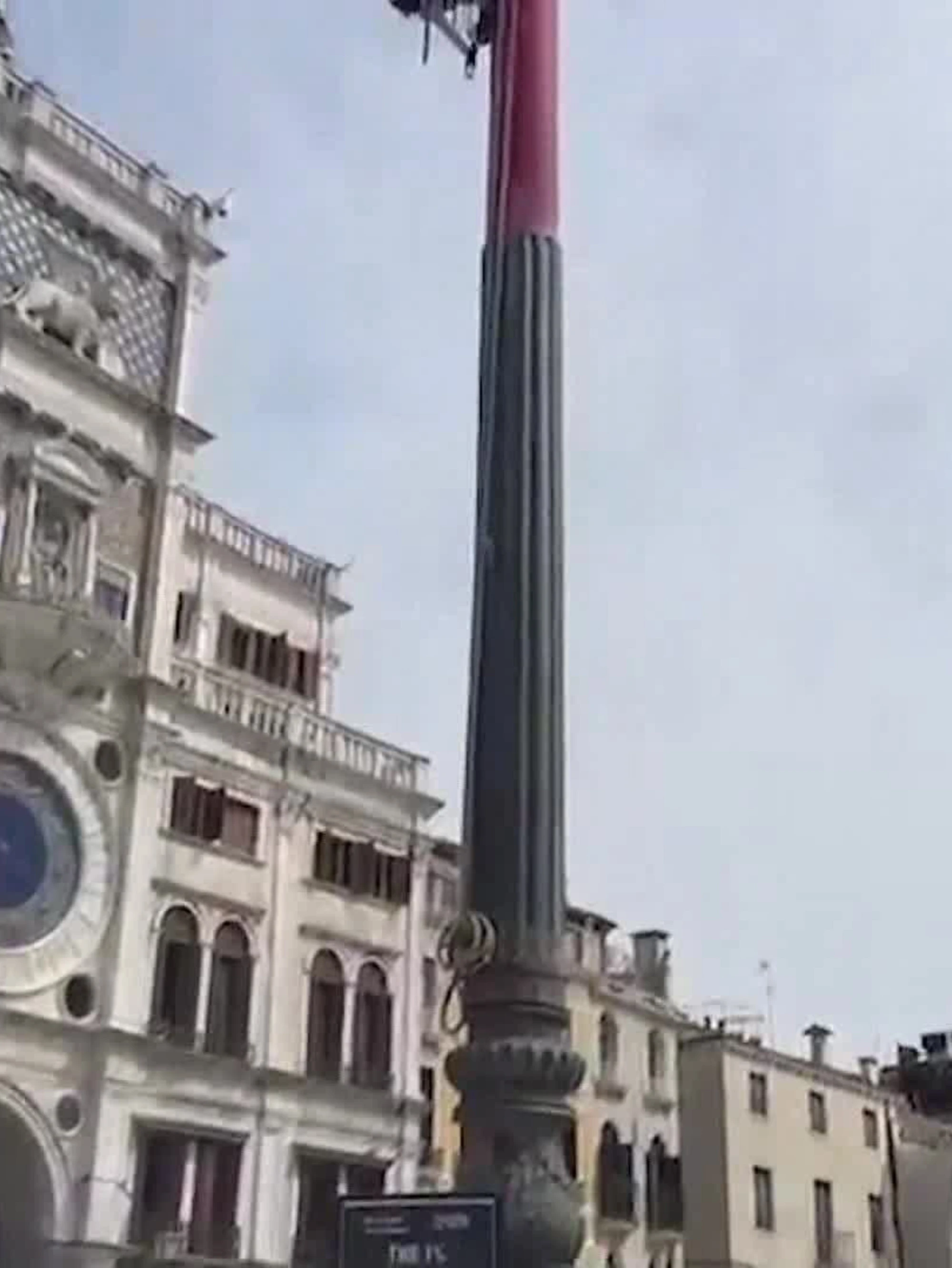 Venezia, invasati "no-Bezos" si arrampicano sul pennone di piazza San Marco