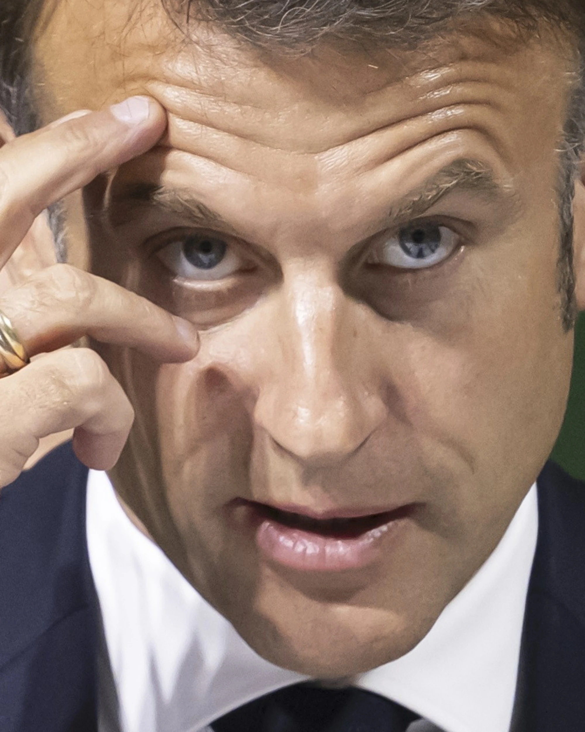Francia, a quale agonia la condanna Macron