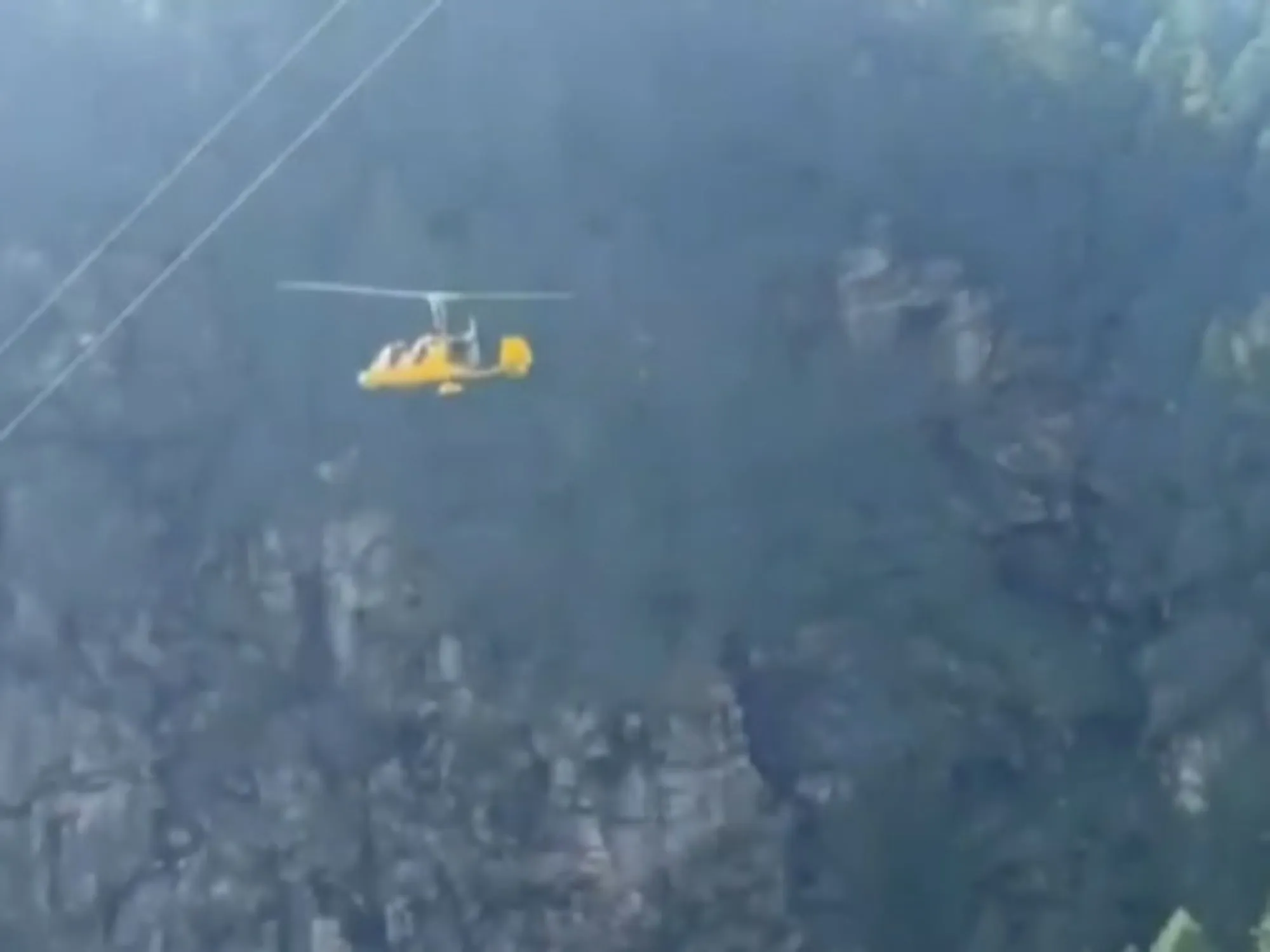 Leggi l'articolo: Il pilota va dritto sui cavi: due morti, l'elicottero è una palla di fuoco e precipita <span style="color: rgb(153, 0, 0);">Video</span>