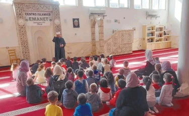 Treviso, bimbi inginocchiati per pregare Allah
