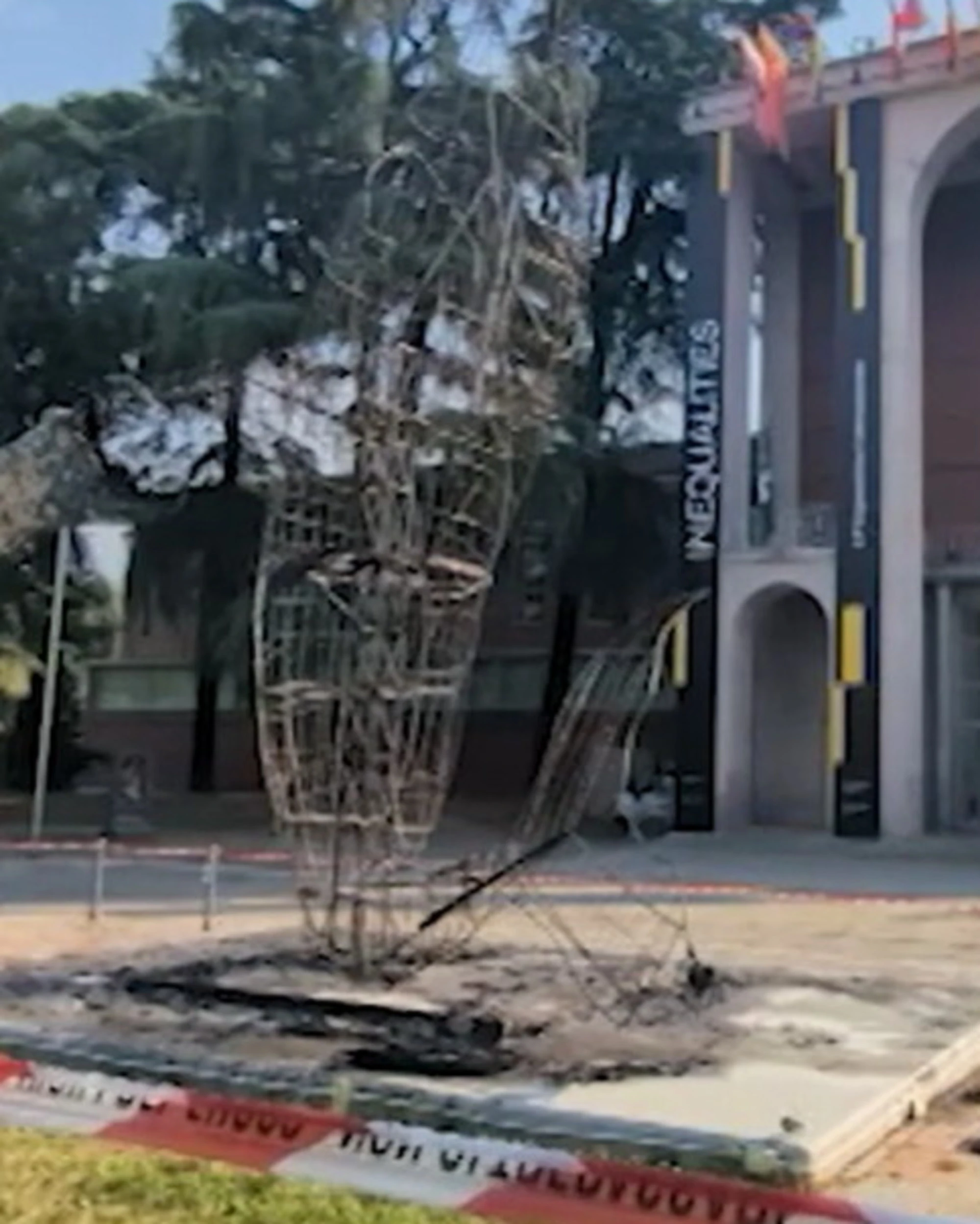 Milano allo sbando: egiziano brucia la Balena in Triennale