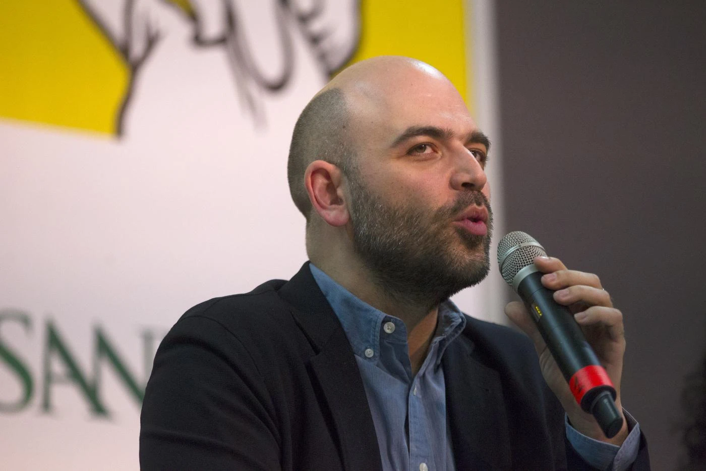 Roberto Saviano presenta il suo ultimo libro a bordo della ong Open Arms a Napoli