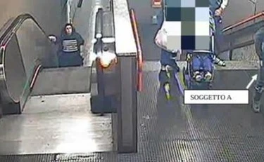 Milano, rapinano mamma con passeggino facendo cadere lei e il figlio