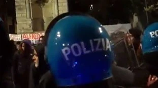 Anarchici, tafferugli a Roma: ferito alla testa un poliziotto