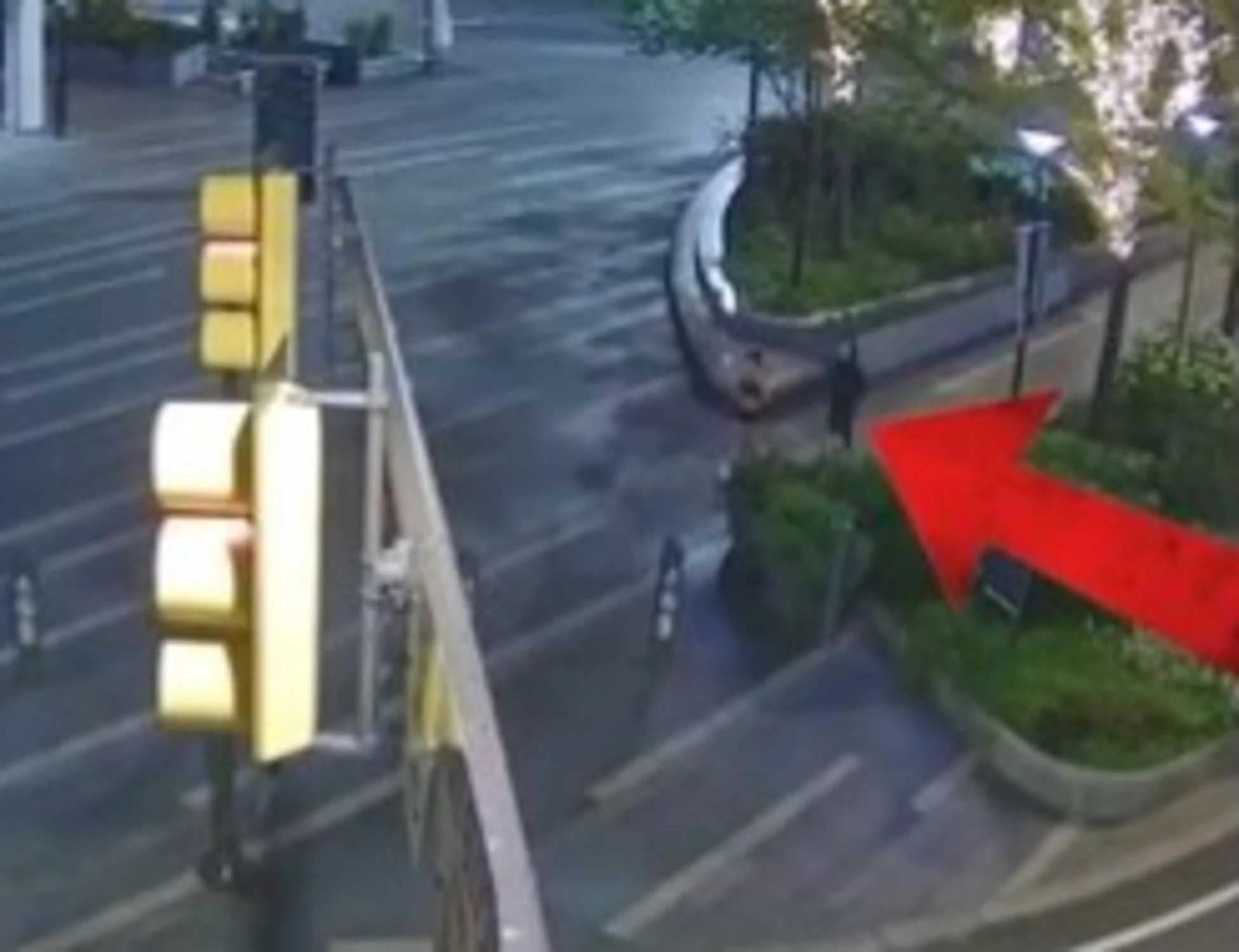 L'uomo mascherato da "Bambola assassina" semina il panico in città: "Sei pronta a morire?"