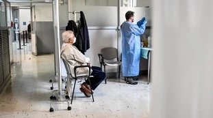 Bollettino 12 marzo: 380 morti, contagi e ricoveri sempre in aumento. Ma boom di vaccinati in 24 ore