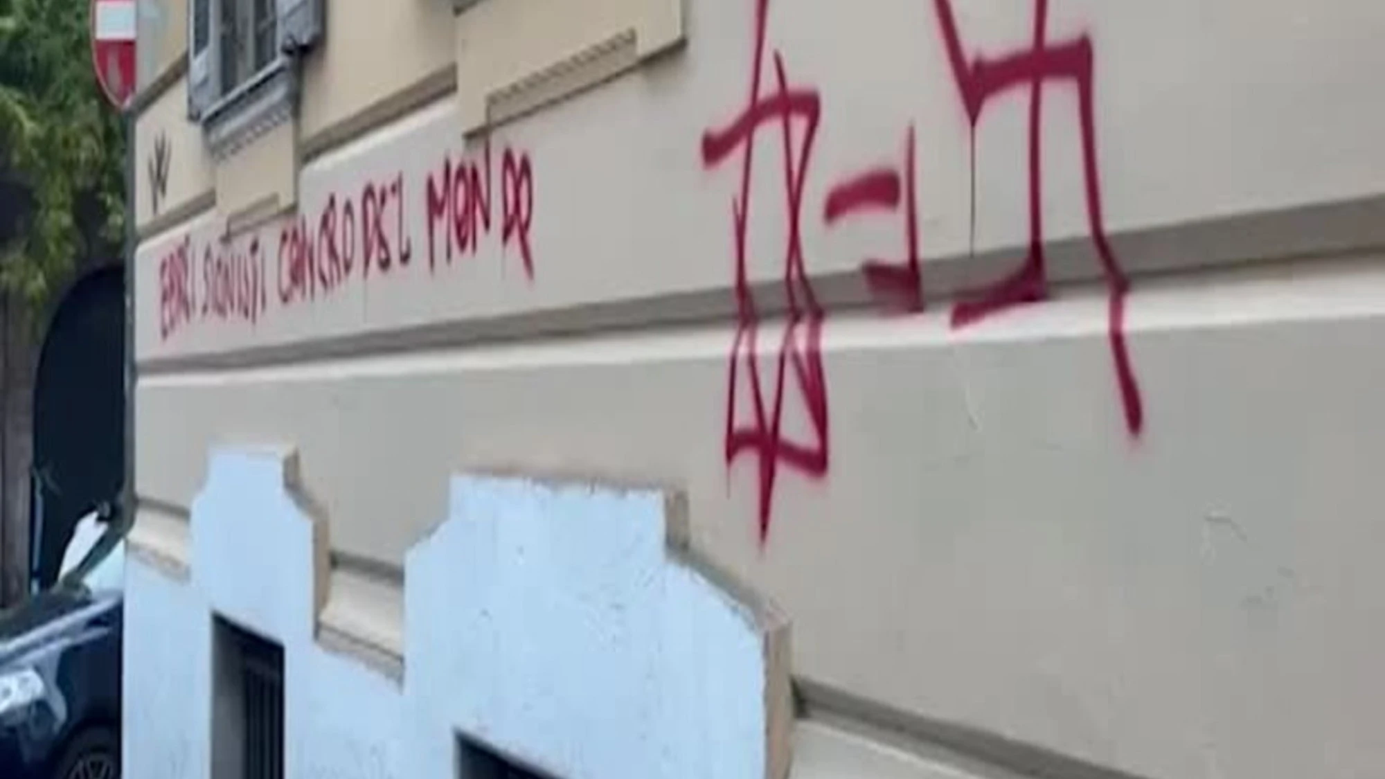 Roma, scritta antisemita sul Lungotevere: "Ebrei sionisti cancro del mondo"