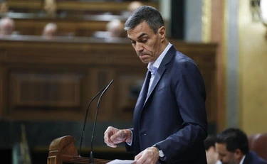 Pedro Sanchez scaricato dagli alleati: "Faccia come Starmer, si dimetta"