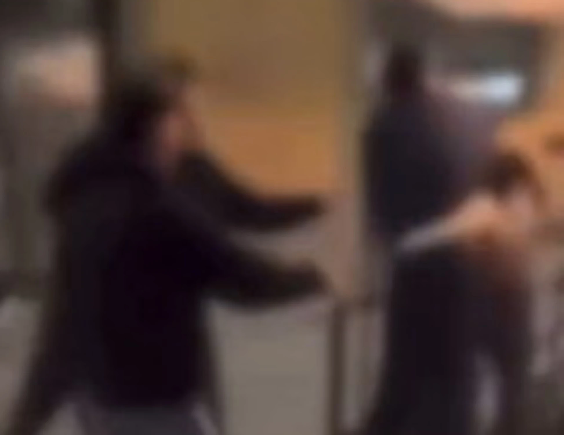 Castiglion Fiorentino, 35enne preso a calci e pugni: il video-choc