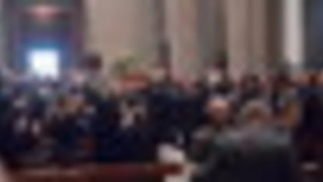 Il feretro di Bossi a Pontida lungo applauso e suono delle cornamuse