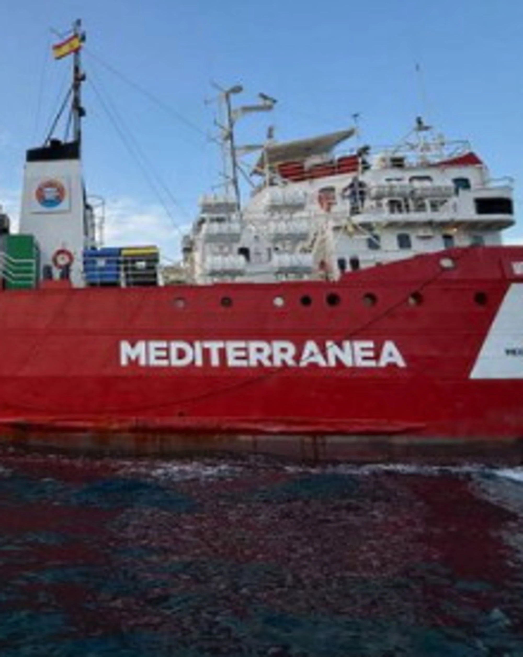 Mediterranea, il Pd sul barcone di Casarini? Siluro FdI: "Scendete dalla nave"