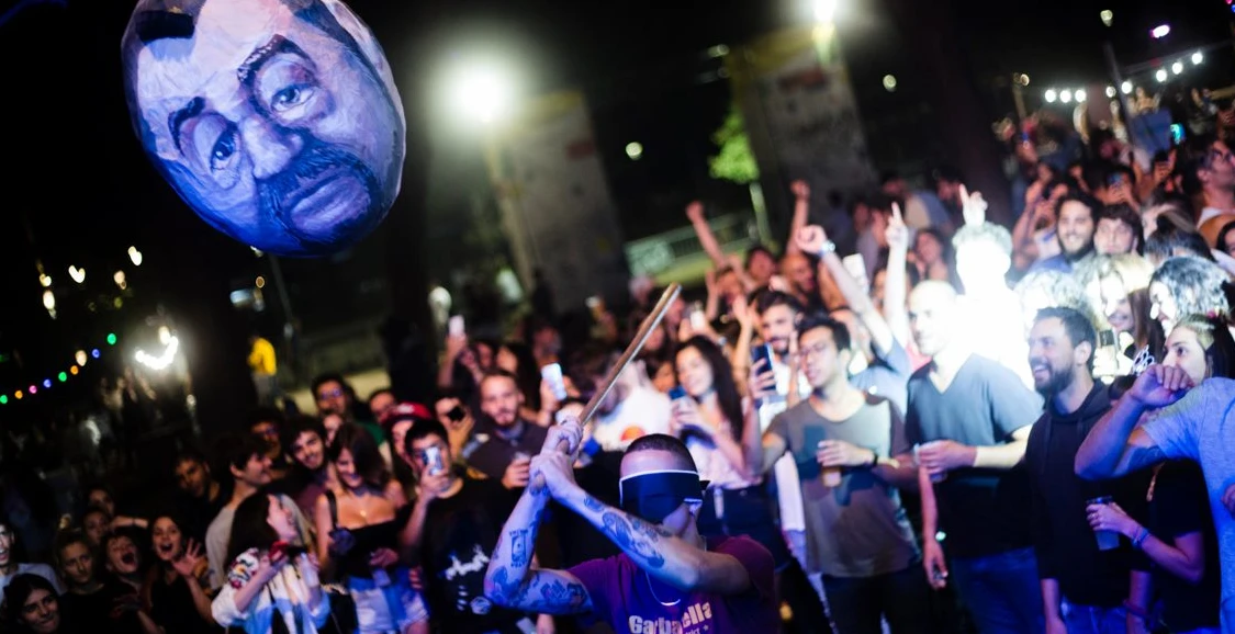 Matteo Salvini come pignatta, appeso e preso a bastonate durante la festa dell'estate romana