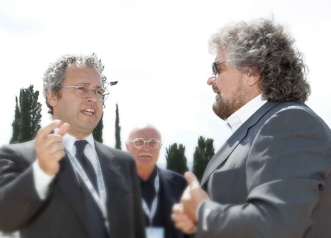 Beppe Grillo attacca i giornalisti, la replica di Enrico Mentana: "Oltre che un comico sei un..."
