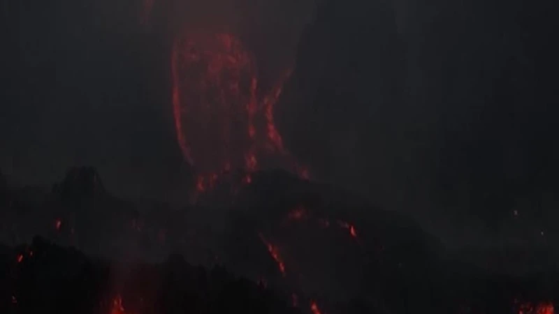 Etna, panorama infernale tra colate di lava e fumo denso