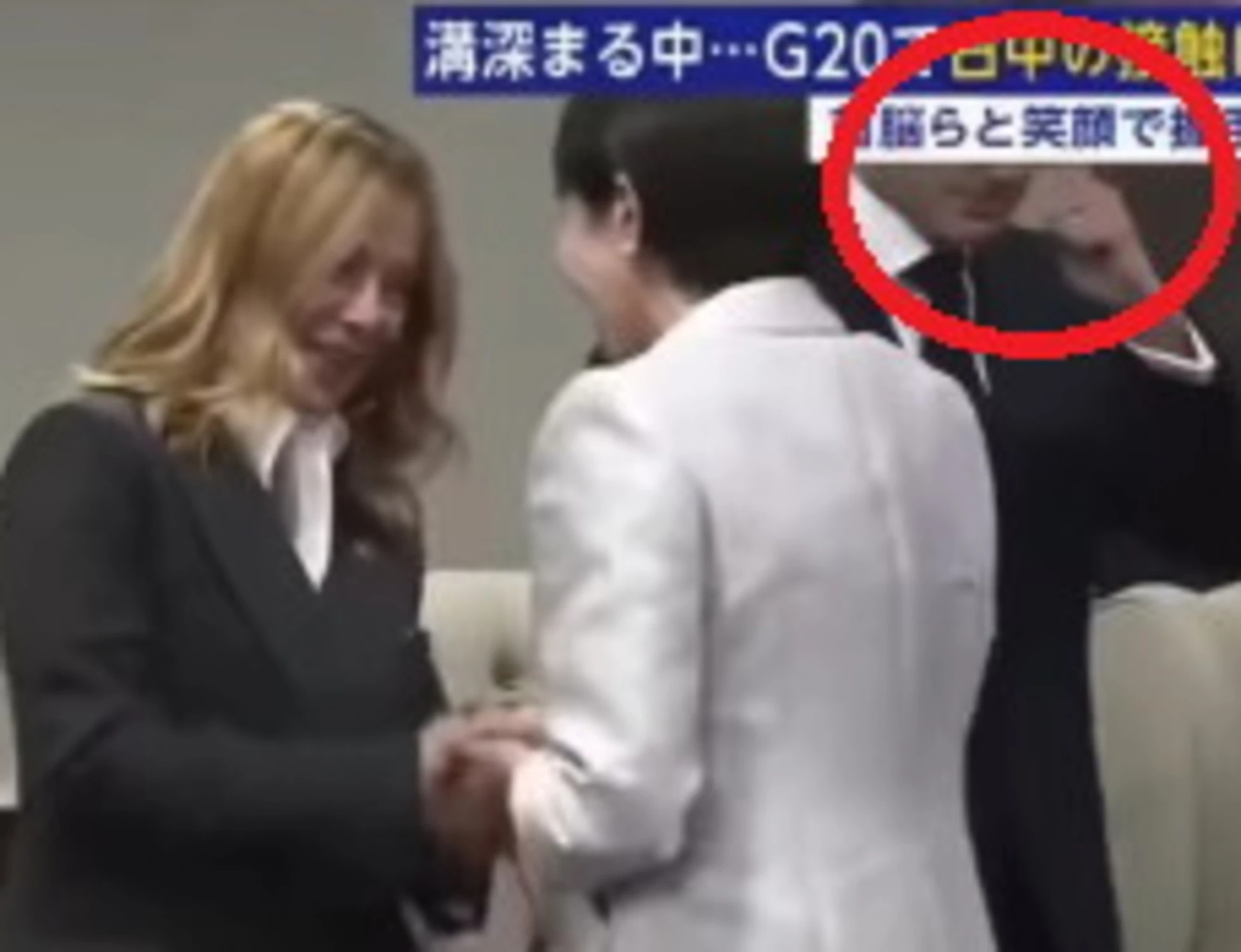 Giorgia Meloni? La premier giapponese umilia Macron: l'abbraccio fa il giro del mondo