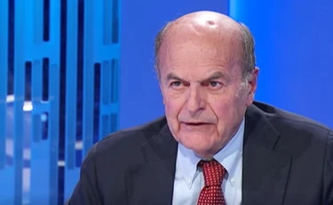 Otto e Mezzo, Bersani insulta Meloni: "Fatti curare da uno bavo"