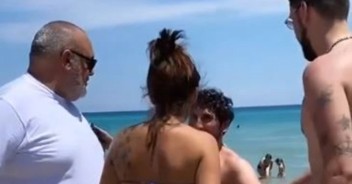 Elettra Lamborghini in spiaggia "vestita" così: bikini e Lato B esagerato. Il maschietto la assale: demolito dal buttafuori